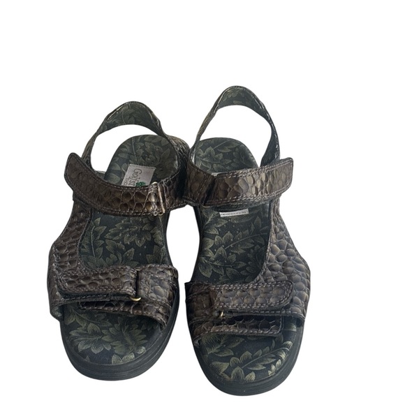 Green and Black Sandals with Stylish Design - Picture 2 of 8